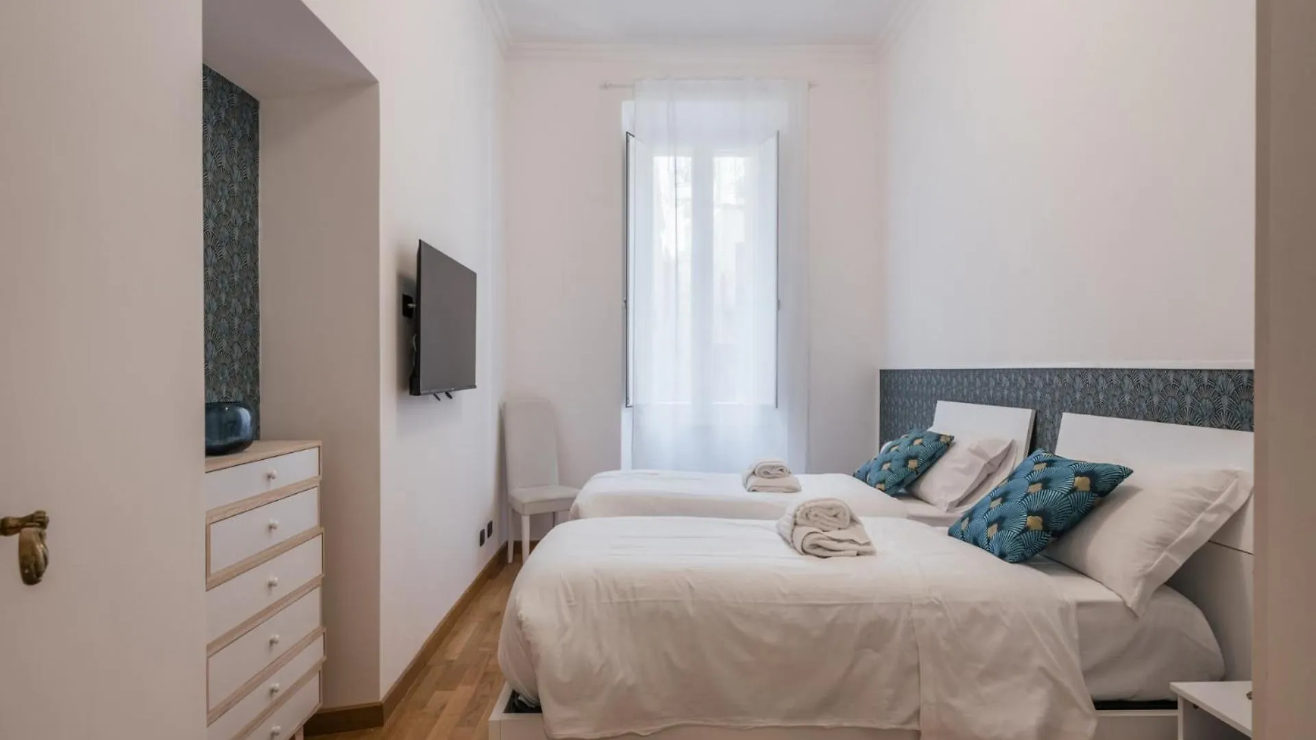 The Best Rent - Four-Room Apartment A Few Steps From The Trevi Fountain İtalya